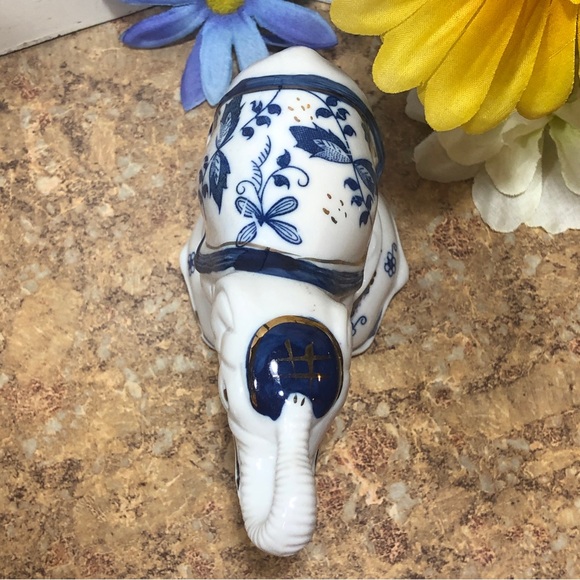 1980’s Hand Painted Vintage Porcelain Blue & White Dancing Elephant Figurine - Picture 6 of 16